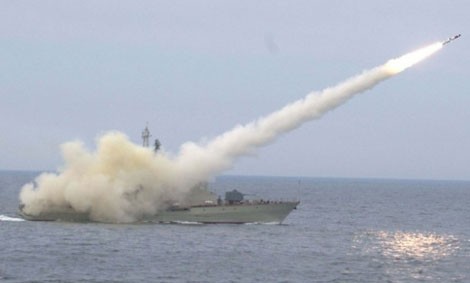 Tàu tên lửa Việt Nam phóng tên lửa Kh-35.